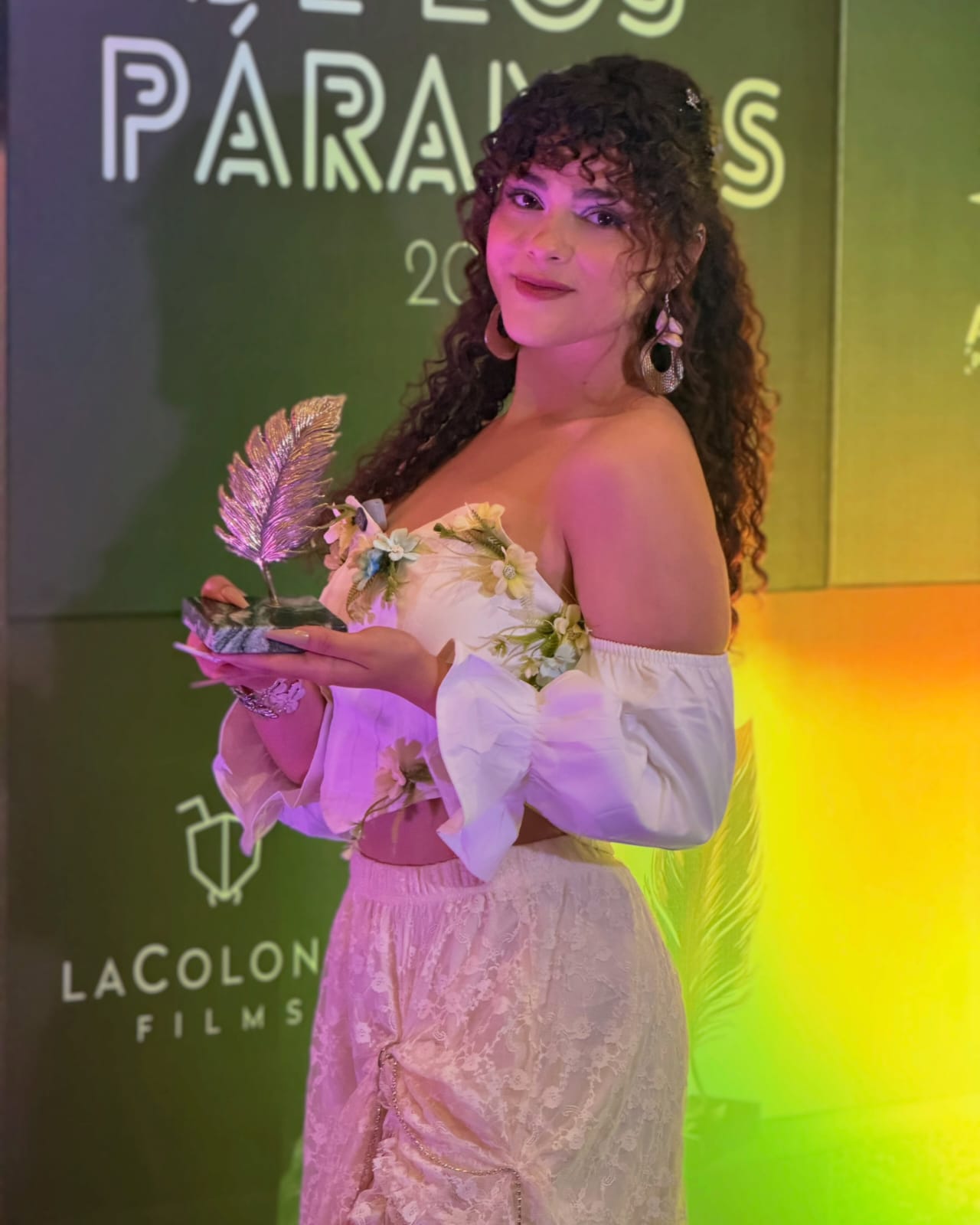 MARIALE con un premio en la mano