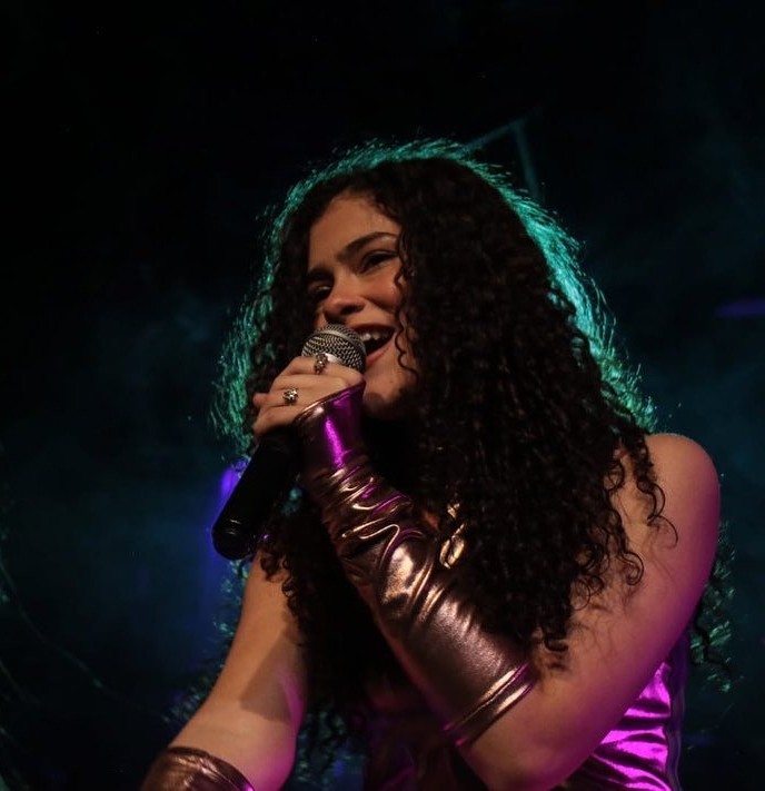 MARIALE cantando en vivo como integrante del colectivo MOCCA