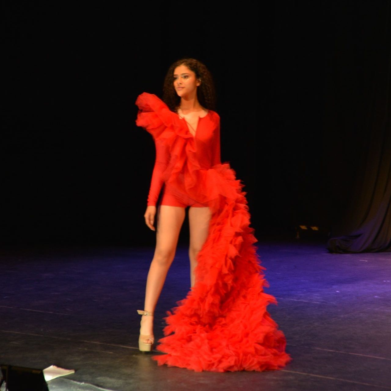 Pasarela — vestido rojo